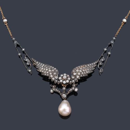  Collar - pendentif con diseño de alas y rosetón central con diamantes talla rosa y antigua de aprox. 1,40 ct en total y perla fina en forma de gota. Circa 1800. Certificado GCS.