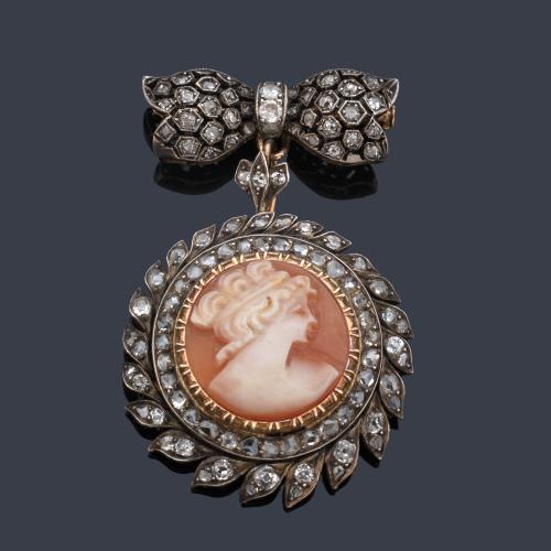  Broche - colgante con camafeo representando un busto clásico de dama con orla de diamantes talla rosa. S. XIX.