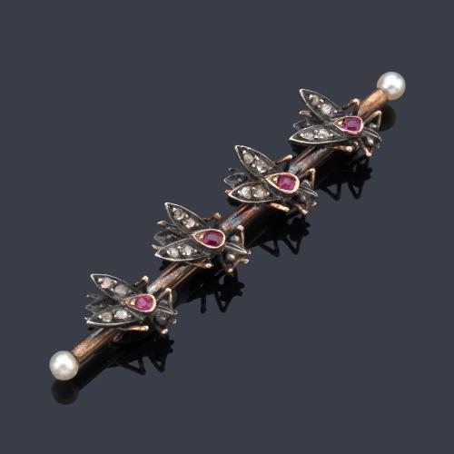  Broche - barrita con motivo de cuatro mosquitas con rubíes y diamantes talla rosa, con remate en ambos lados con perlitas. Circa 1870.