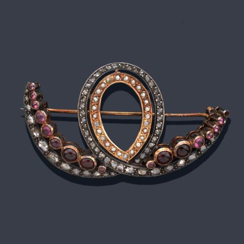  Broche con doble banda curvada con diamantes talla rosa y rubíes talla cabujón, con banda central de perlitas aljófar. S. XIX.