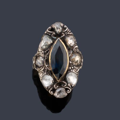  Anillo lanzadera con zafiro talla marquís con diamantes talla holandesa de aprox. 2,20 ct en total.