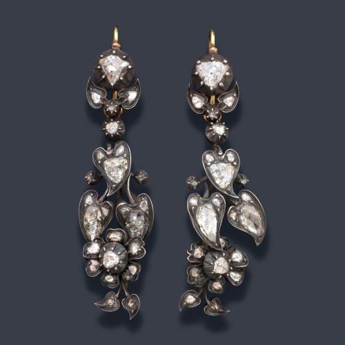  Pendientes largos época Isabelina (2ª mitad S. XIX) de diamantes talla rosa de aprox. 5,40 ct en total.