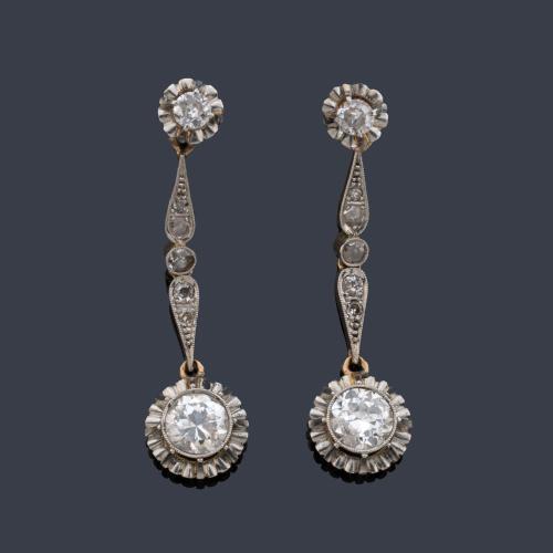  Pendientes largos con pareja de diamantes talla antigua de aprox. 0,80 ct cada uno, con hilera superior de diamantes talla rosa. Años '30.