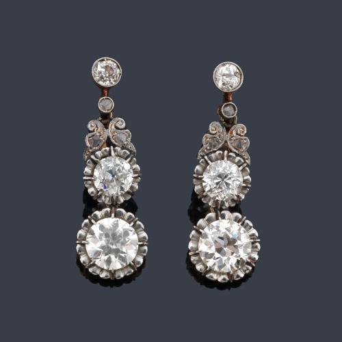  Pendientes largos con diamantes talla 'old cut' de aprox. 5,88 ct en total. Ppios S. XX.