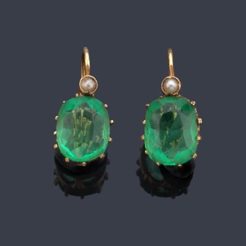  Pendientes cortos con pareja de espinelas verdes sintéticas con perlita.