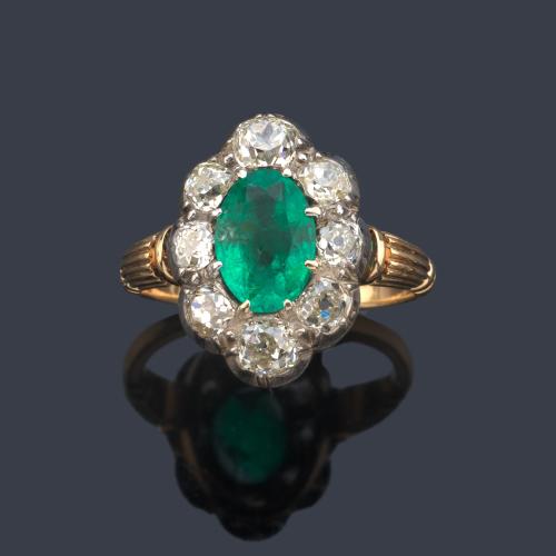  Anillo con esmeralda talla oval de aprox. 1,40 ct con orla de diamantes talla antigua de aprox. 1,00 ct en total. Primer cuarto S. XX.