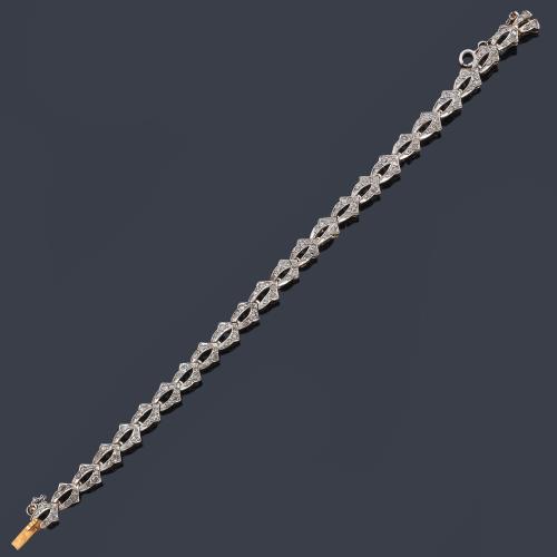  Pulsera con eslabones en repetición con diamantes talla rosa, en montura de oro amarillo de 18K y vista en platino.