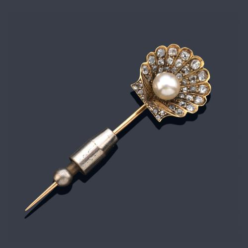  Alfiler con diseño de concha con perlita central de aprox. 5,50 mm con diamantes talla rosa, en montura de oro amarillo de 18K. Ppios S. XX.