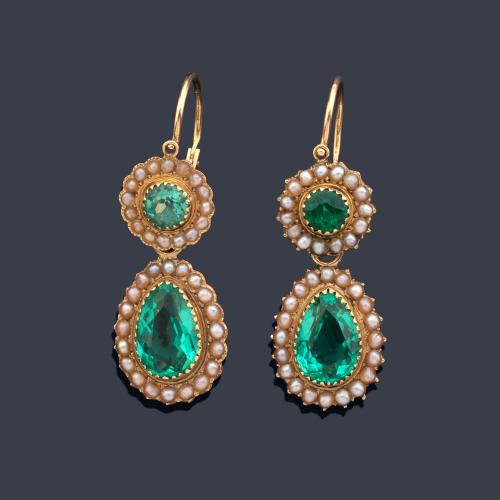  Pendientes largos con vidrio verde en talla perilla con orla de perlitas. Finales S. XIX.