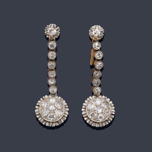  Pendientes largos con remate en forma de rosetón con diamantes talla antigua en engaste ilusión y motivo de 'rivière' con diamantes. Años '30.