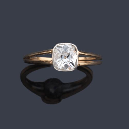  Solitario con diamante talla 'old cushion' de aprox. 1,10 ct en montura de oro amarillo de 18K.