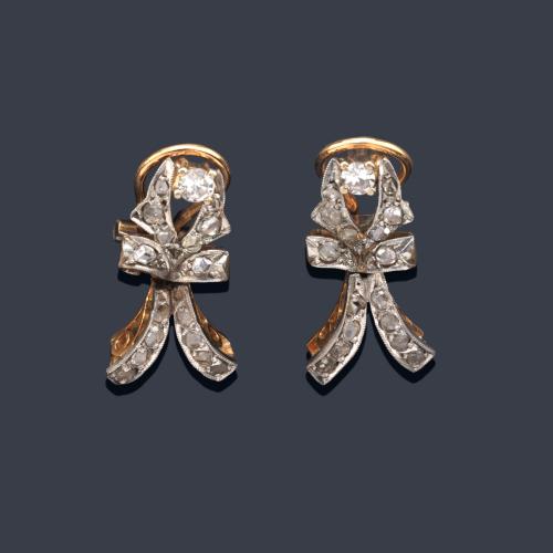  Pendientes con diseño de lazada con diamantes talla rosa, en montura de oro amarillo de 18K y vista en platino. Años '30.