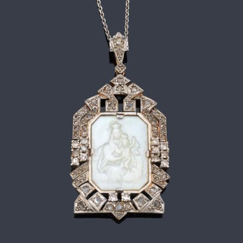  Medalla época 'art decó' con Imagen de La Virgen del Carmen en nácar, enmarcado con decoración de diamantes talla rosa. Circa 1920.