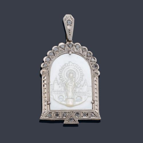  Medalla devocional con La Imagen de La Virgen del Pilar realizada en nácar.