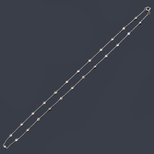  Collar corto con brillantes de aprox. 1,30 ct en total.