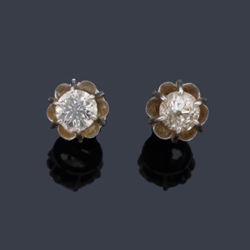  Dormilonas con pareja de diamantes talla antigua de aprox. 1,00 ct en total.