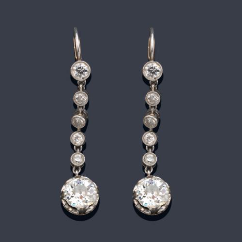  Pendientes largos con pareja de diamantes talla antigua de aprox. 1,10 ct cada uno con hilera de diamantes de aprox. 0,90 ct en total.