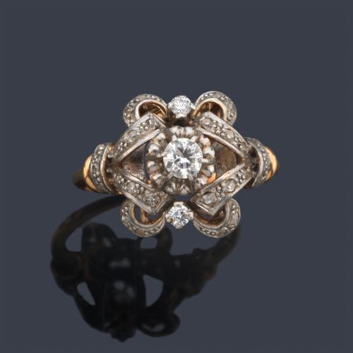  Anillo con diseño calado y diamante talla antigua de aprox. 0,20 ct en montura de oro amarillo de 18K y vista en platino.