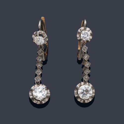  Pendientes largos tipo rivière con remate con brillante de aprox. 0,50 ct cada uno y brillante superior de menor tamaño. Años '30.