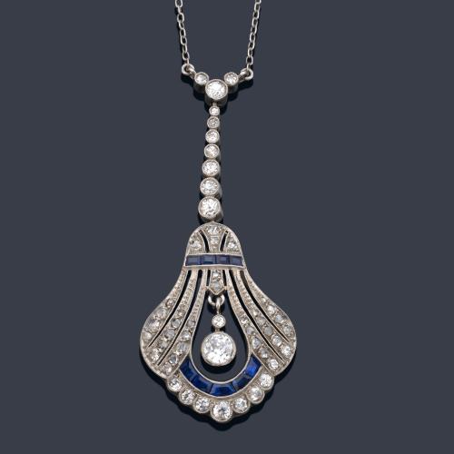  Pendentif con diseño aperillado con diamantes talla brillante y 8/8 de aprox. 0,77 ct en total y zafiros calibrados.