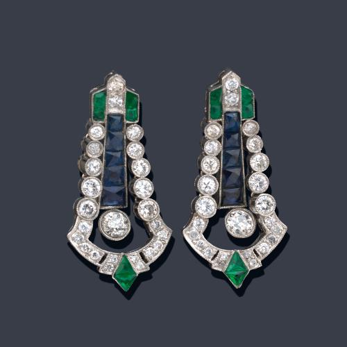  Pendientes largos con banda central de zafiros calibrados de aprox. 2,95 ct, esmeraldas calibradas de aprox. 0,90 ct y brillantes de aprox. 2,15 ct.
