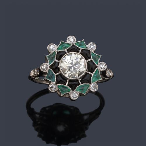  Anillo con diamante talla antigua de aprox. 0,86 ct con orla de piezas de ónix y esmeraldas calibradas de aprox. 1,30 ct en total.