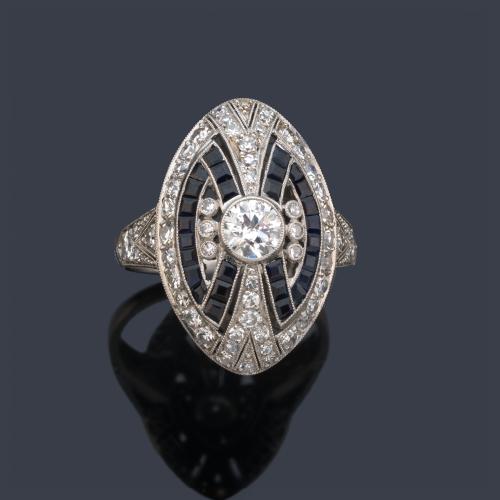  Anillo lanzadera con brillante central de aprox. 0,37 ct con bandas curvadas de zafiros calibrados de aprox. 0,85 ct y diamantes talla 8/8 de aprox. 1,00 ct en total.