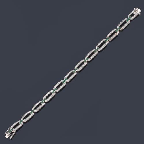  Pulsera 'art decó' con brillantes de aprox. 3,36 ct en total unidos por pasadores enriquecidos por esmeraldas calibradas. Años '30.