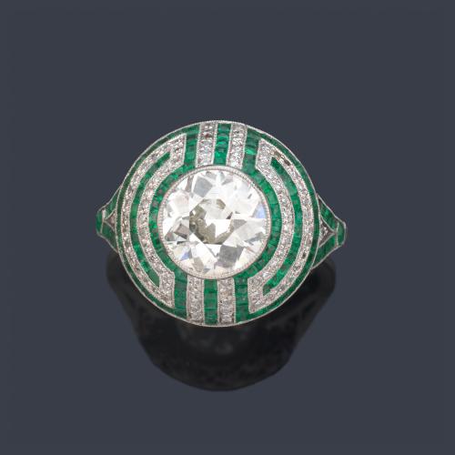  Anillo bombé con diamante talla 'old cut' de aprox. 2,03 ct con bandas de esmeraldas calibradas de 1,53 ct y brillantes de 0,32 ct en total.