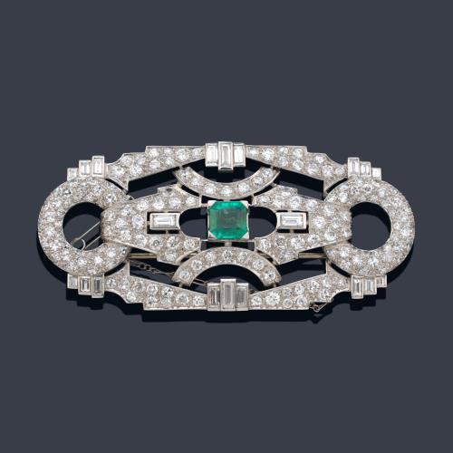  Broche época 'art decó' con esmeralda central de aprox. 1,10 ct con diamantes talla baguette y talla antigua de aprox. 7,50 ct en total. Años '30.