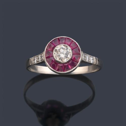 Anillo 'ojo de perdiz' con brillante central de aprox. 0,48 ct y orla de rubíes calibrados de aprox. 0,80 ct en total.