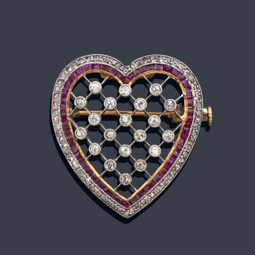  Broche con diseño de corazón calado con diamantes talla 8/8 al centro con diseño calado y doble orla de rubíes calibrados y diamantes talla rosa. Años '30.