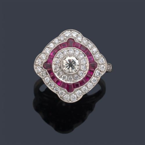  Anillo con brillante central de aprox. 0,40 ct y doble orla de diamantes y rubíes calibrados de aprox. 0,60 ct en total.
