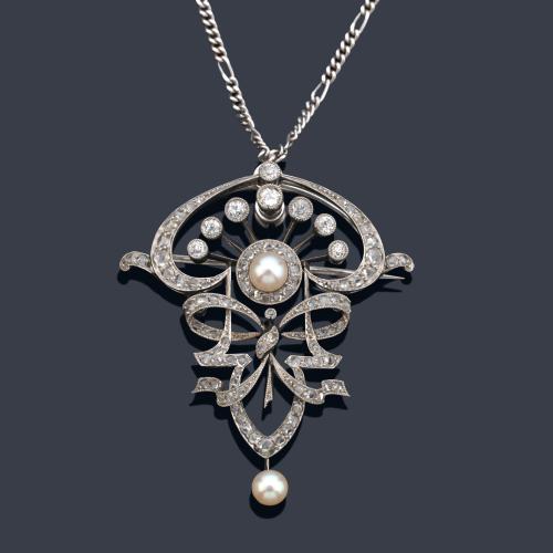  Colgante - pendentif con diseño calado con lazada central con diamantes talla rosa y antigua, con pareja de perlas.