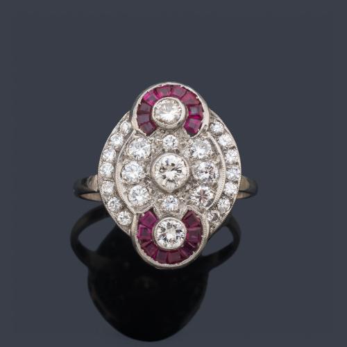  Anillo lanzadera con dos motivos 'ojos de perdiz' con tres brillantes y bandas de diamantes de aprox. 1,00 ct en total y rubíes calibrados.