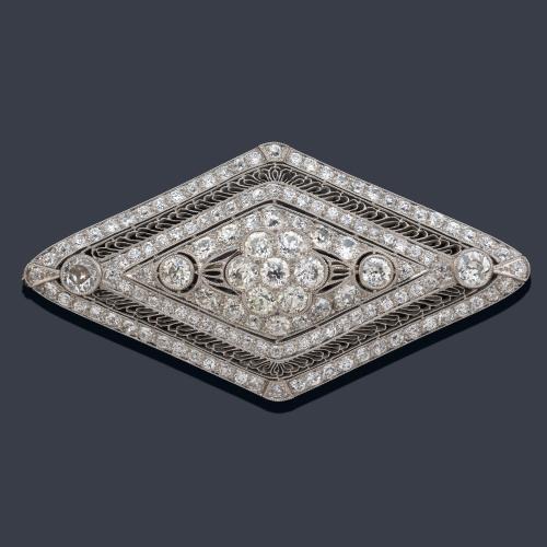  Broche en forma de rombo con diamantes talla 'old cut' y transición de aprox. 12,00 ct en total. Años '30.