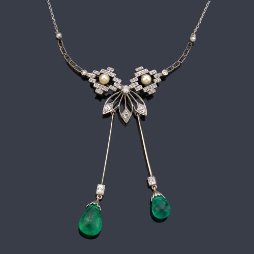  Pendentif con motivo central calado con dos perlitas y diamantes talla rosa, rematado con dos chupones de esmeraldas (una de ellas con una pequeña fisura). Ppios S. XX.