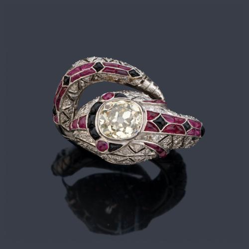  Anillo con diseño de serpiente con diamante de mayor tamaño talla 'old cut European' de 1,73 ct con piezas de ónix y rubíes calibrados.
