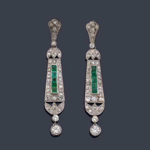 Pendientes largos con diamantes talla brillante y 8/8 de aprox. 1,55 ct en total y banda central de esmeraldas calibradas.