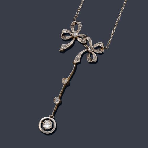 Colgante con motivo de doble lazada con diamantes y remate de brillante engastado en doble chatón.