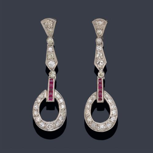  Pendientes largos con diamantes talla 8/8 de aprox. 1,50 ct en total y rubíes calibrados.