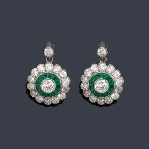  Pendientes largos con diseño de 'ojo de perdiz' con brillante central de aprox. 0,40 ct cada uno y doble orla de esmeraldas calibradas y diamantes.