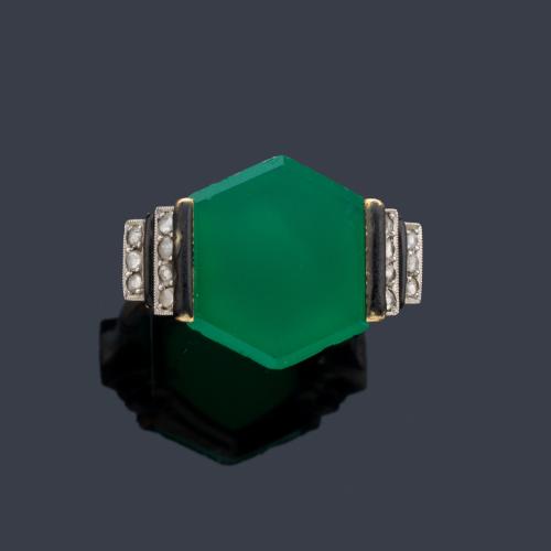 Anillo época 'art decó' con pieza hexagonal de crisoprasa y dos bandas de diamantes talla rosa. Años '30.