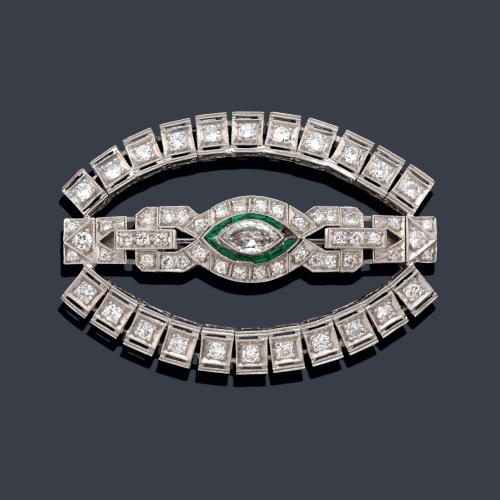  Broche época 'art decó' con diamantes talla brillante y marquís de aprox. 2,70 ct en total y esmeraldas calibradas de aprox. 0,45 ct en total. Años '30.