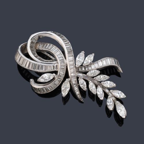  Broche con doble lazada con diamantes talla baguette y marquís de aprox. 8,80 ct en total.