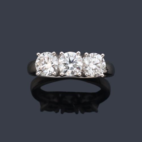 Tresillo con brillantes de aprox. 2,10 ct en total en montura de oro blanco de 18K. Tres certificados IGI.