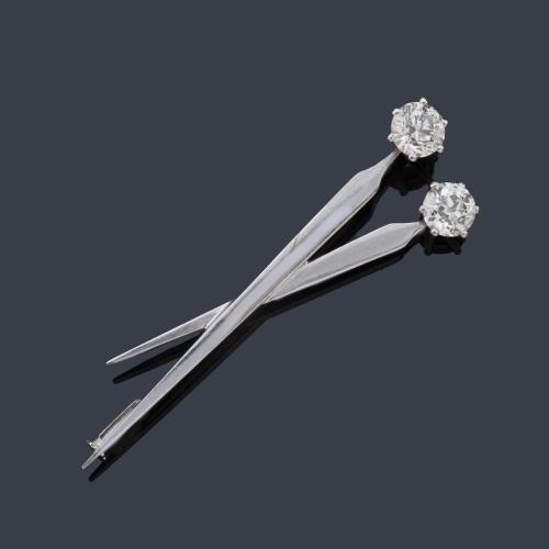  Broche con dos motivos cruzados con dos diamantes talla transición de aprox. 1,34 ct y 1,25 ct respectivamente.