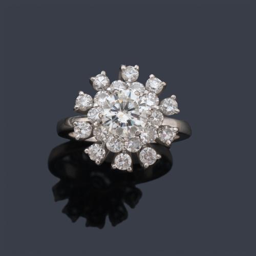  Anillo con diseño de rosetón con brillante central de aprox. 0,90 ct y doble orla de brillantes de aprox. 0,80 ct en total.