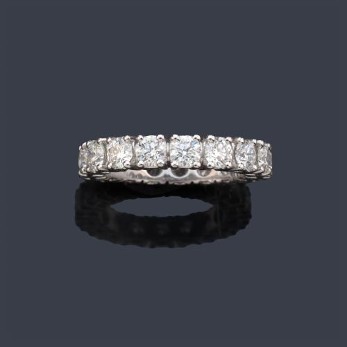 Alianza completa con brillantes de aprox. 3,25 ct en total.