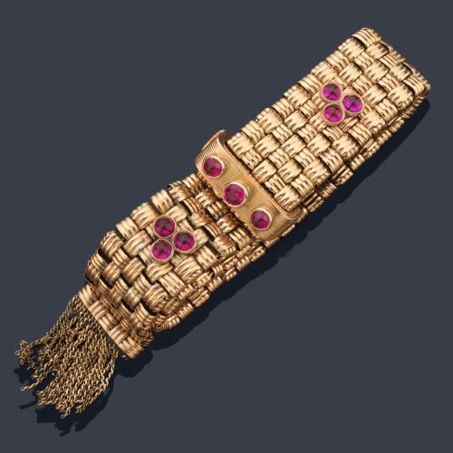  Pulsera retro con motivos de rubíes sintéticos talla cabujón en agrupación de tres, en montura de oro amarillo de 18K con diseño de entramado. Años '40.